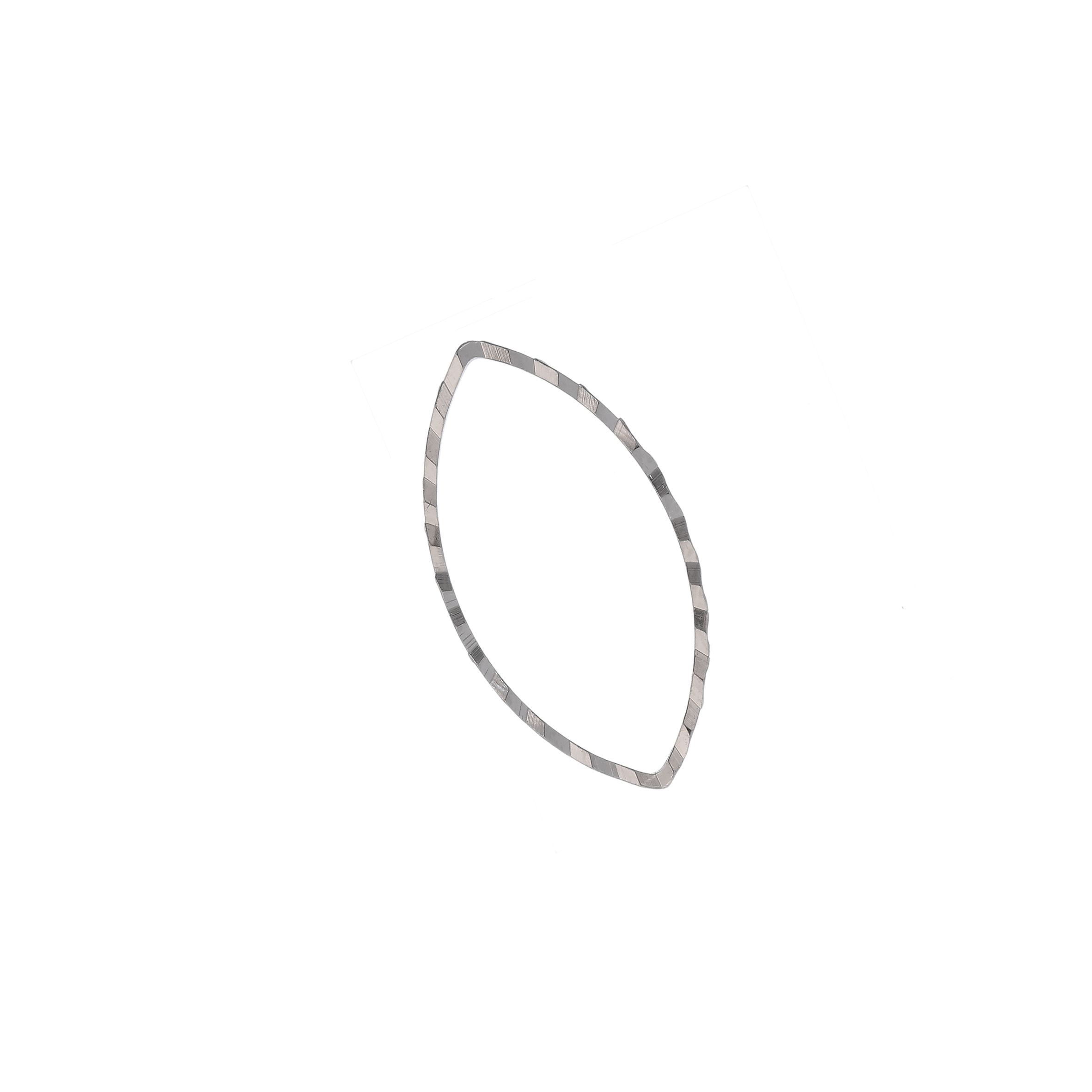 Anello ovale chiuso a chicco di riso, sottile e zigrinato su un lato,  15x8 mm.