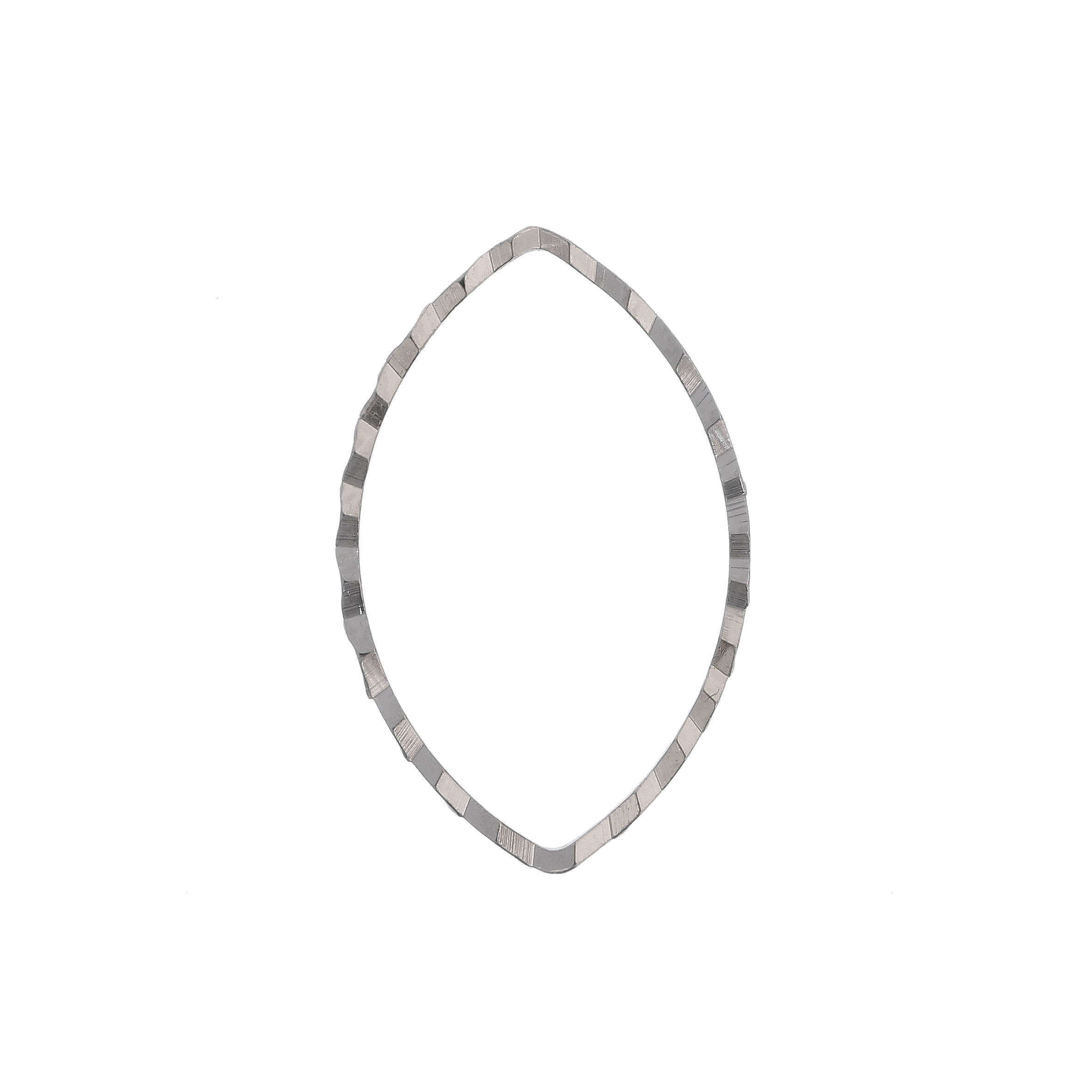 Anello ovale chiuso a chicco di riso, sottile e zigrinato su un lato,  20x13 mm.
