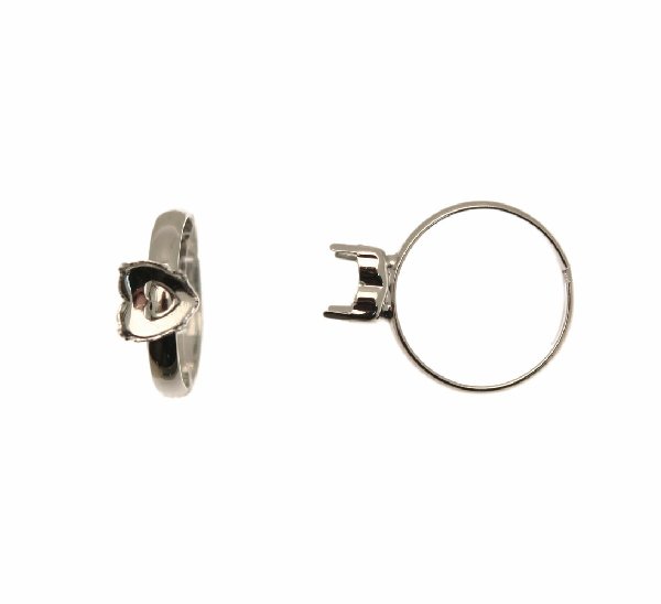Base per anello, regolabile, a fascia sottile bombata e con un castone a forma di cuore per gemme 8,8x8 mm.