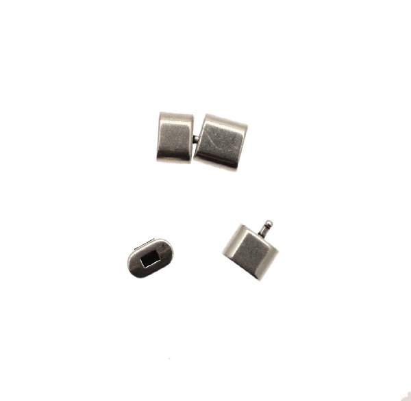 Chiusura ad incollo, per cordoncini, di forma rettangolare, con chiusura ad incastro, 10,5x18 mm.