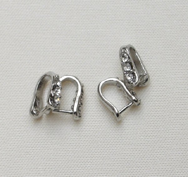 Ferma ciondolo a forma di barrettina con strass crystal 8 mm.