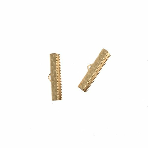 Confezione da 2 pezzi del finalino ferma nastro zigrinato, con graffette finali e anello, per nastri alti 25 mm.