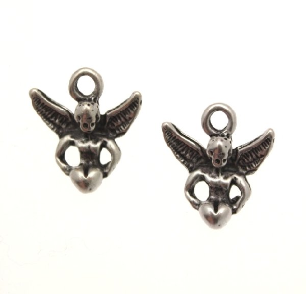 Ciondolo a forma di angelo con ali aperte e cuore in mano 12x15 mm.
