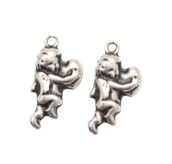 Ciondolo a forma di angelo con cuore bombato 19x15 mm.