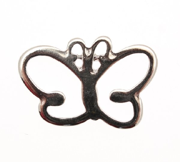 Ciondolo a forma di farfalla stilizzata piatta con antenne curve 43x25 mm.