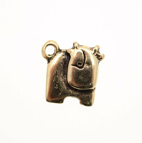 Ciondolo a forma di mucca liscia piatta stilizzata 14x14 mm.