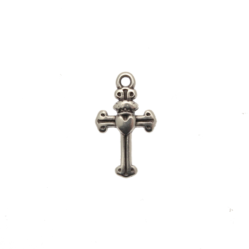 Ciondolo croce con cuore centrale, 10x17 mm.