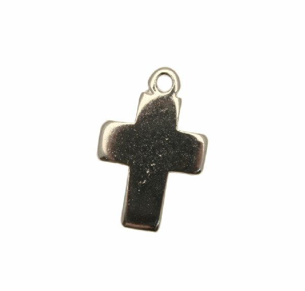 Ciondolo a forma di croce piatta e liscia, con un anello chiuso in alto, larga 15 mm., alta 23 mm.