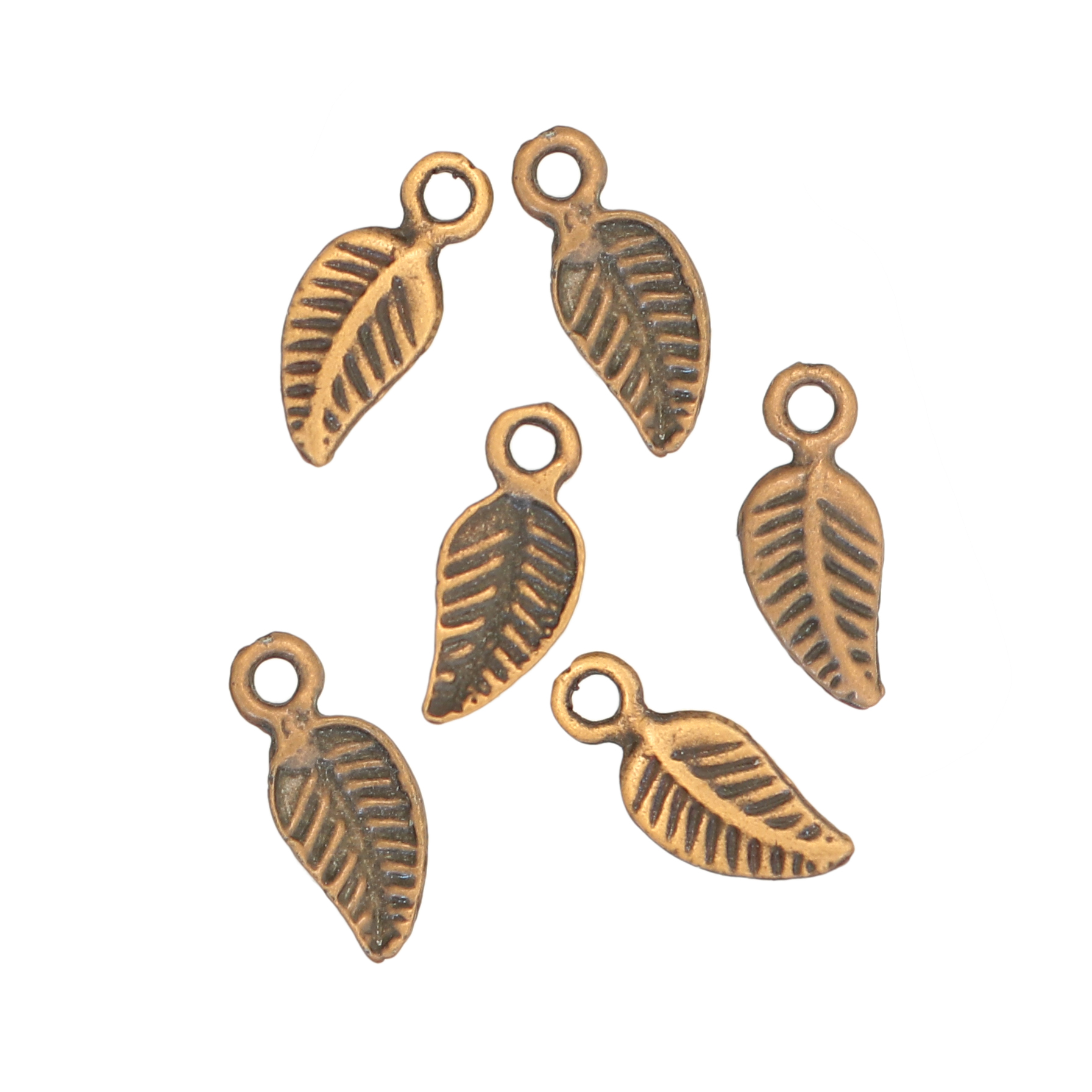 Ciondolo a forma di foglia piatta piccola sottile 6x10 mm.