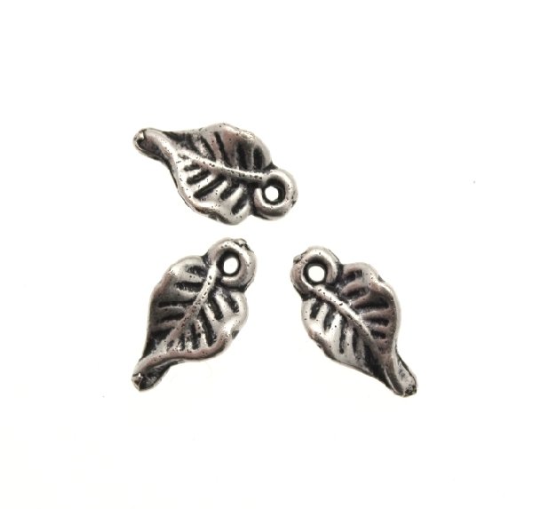 Ciondolo a forma di fogliolina ritorta mignon 9x6 mm.