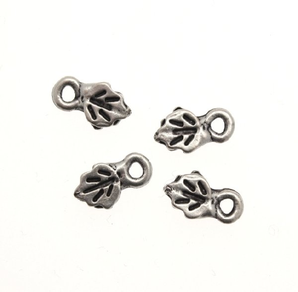 Ciondolo a forma di foglia semplice quasi liscia mignon 6 mm.