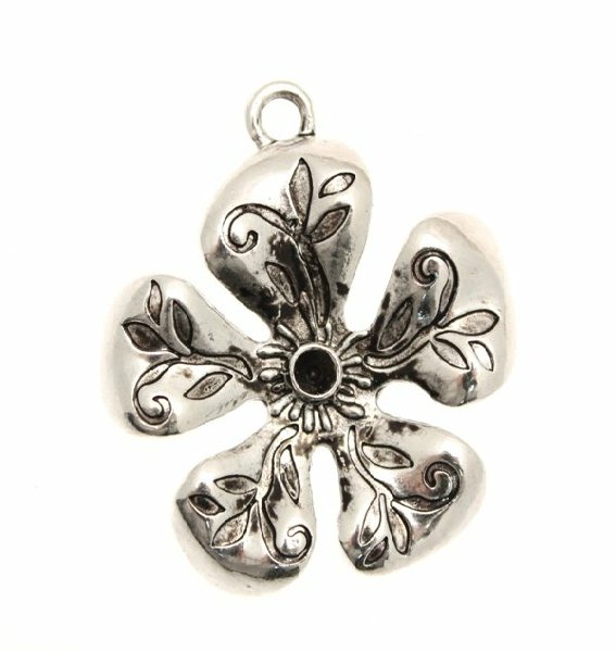 Ciondolo a forma di fiore a rilievo pieno con porta strass (PP28 o PP30) centrale 35 mm.