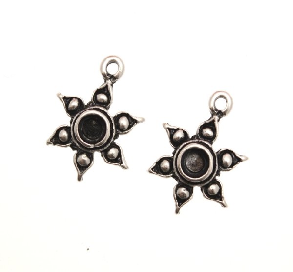 Ciondolo a forma di fiore con 6 petali e porta strass centrale (SS18 o SS22) 15x20 mm.