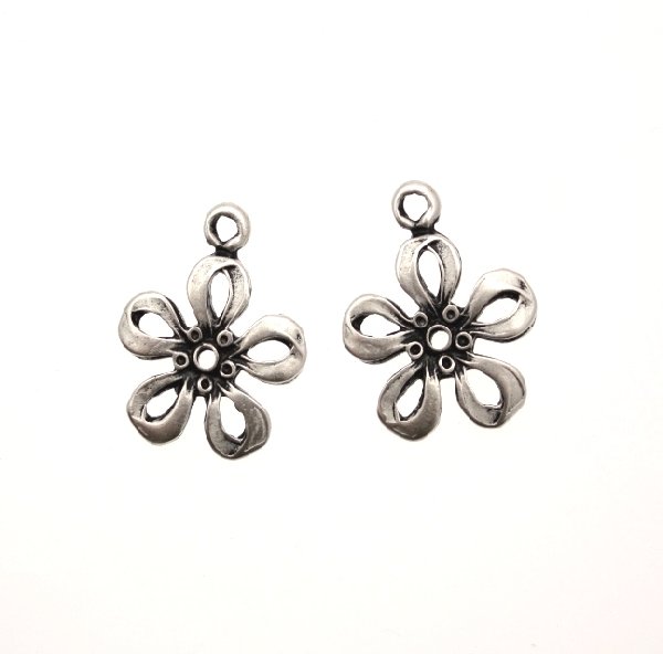 Ciondolo a forma di fiore piatto 5 petali bucati 18 mm.