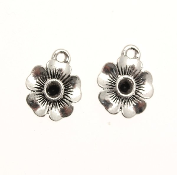 Ciondolo a forma di fiorellino con porta strass (PP28 o PP30) centrale e petali rigati 14 mm.