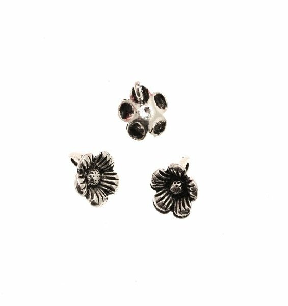 Ciondolo a forma di fiore piccolo, con petali rigati, con anello dietro, 11 mm.