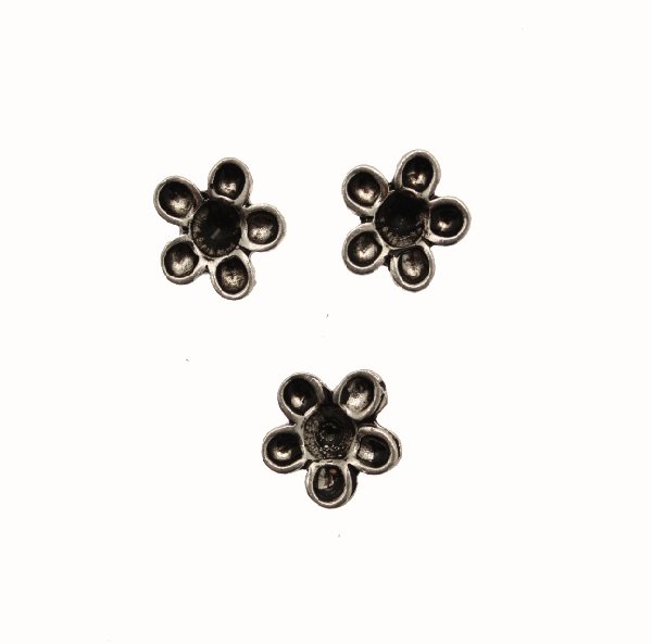 Fiorellino da incollo senza anello, con porta strass centrale (SS19) e 5 petali porta strass (PP28), 13 mm.