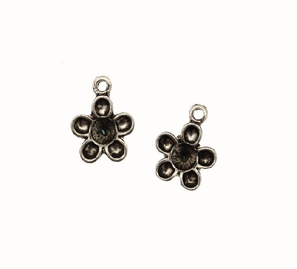 Ciondolo a forma di fiorellino con porta strass centrale (SS19) e 5 petali porta strass (PP28), 13x16 mm.