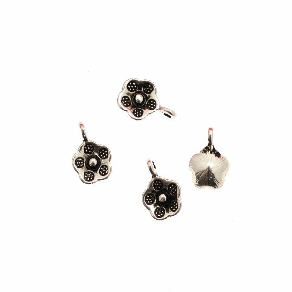 Ciondolo a forma di fiore piccolo, con petali puntinati, con anello, 9 mm.
