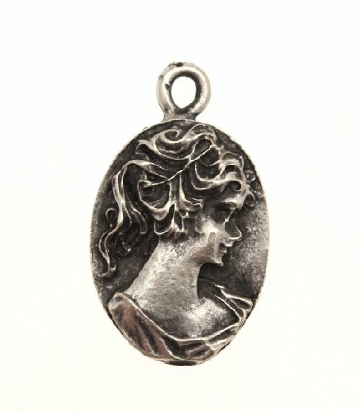 Ciondolo a forma di medaglia ovale a cameo 16x22 mm.
