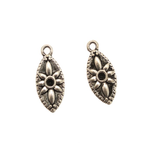 Ciondolo a forma di medaglia a chicco di riso, con fiore centrale e porta strass (gemma tonda conica SS19), 10x21 mm.