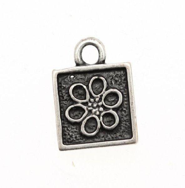 Ciondolo a forma di medaglia quadra con fiore e 1 anello 14 mm.