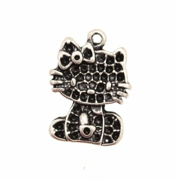 Ciondolo a forma di gattino corpo intero piatto e molto invecchiatto 20x15 mm.