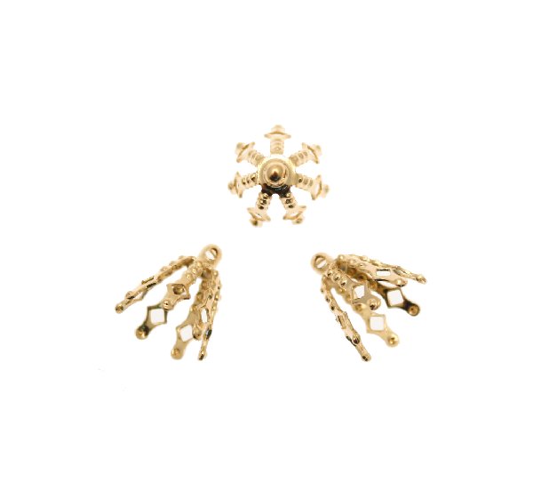 Coppetta filigranata a cono, con anello in alto, e sette bracci sotto, 12x11 mm.