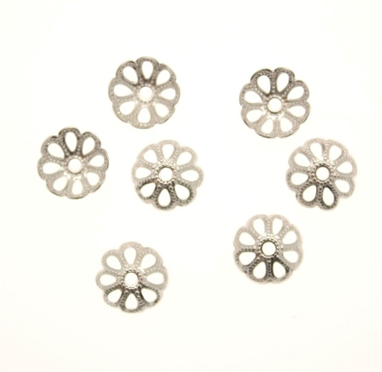 Coppetta filigranata, con petali traforati, diametro 8 mm.
