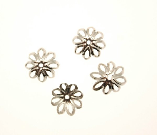 Coppetta filigranata a forma di margherita, con petali traforati, diametro 14 mm.