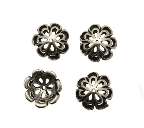 Coppetta tonda a forma di fiore grande con doppi petali traforati, diametro 15 mm.