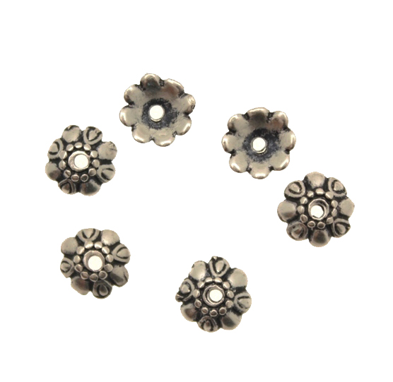 Coppetta tonda a forma di margherita, con i petali marcati e lavorati, diametro 10 mm.