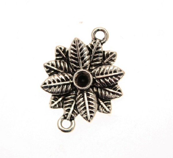 Distanziatore a forma di fiore con petali a forma di foglie, e porta strass centrale, con due anelli, 22x28 mm.
