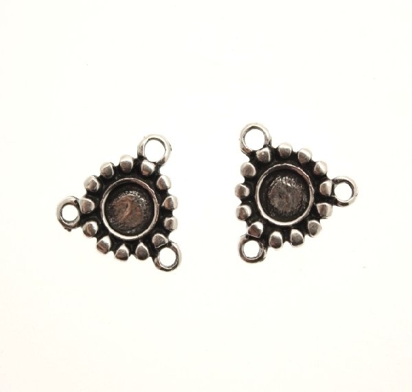 Distanziatore a forma di medaglia tonda con puntini nel contorno e porta strass centrale, con tre anelli, 15x15 mm.