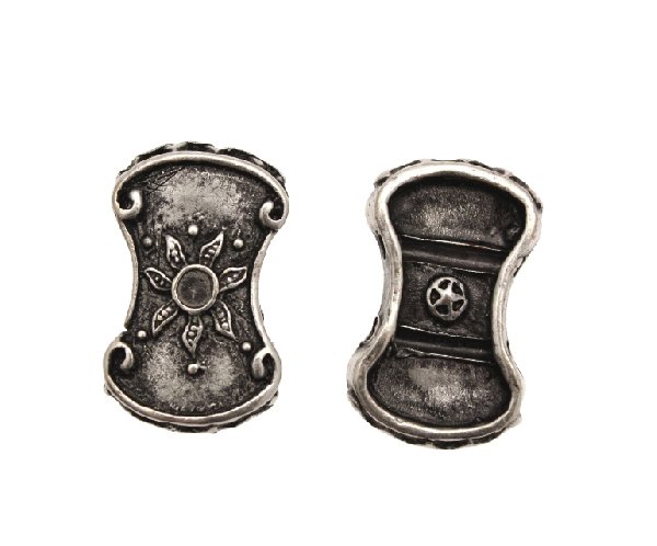 Distanziatore a forma di fiocco piatto lavorato, con due fori paralleli orizzontali, 22x15 mm.