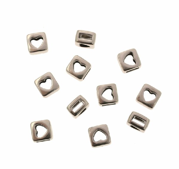 Distanziatore quadrato piatto con foro centrale a forma di cuore, 7,5x7,5 mm.