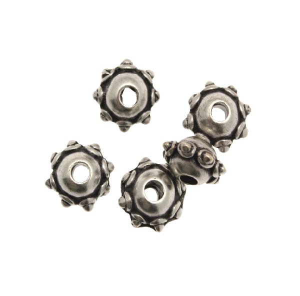 Distanziatore a rondella liscia con fascia centrale a pallini sporgenti, 9,6x6 mm.