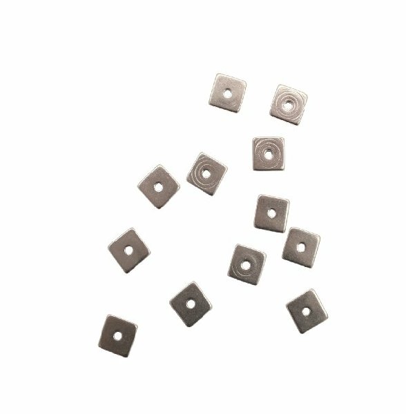 Distanziatore a rondella, a forma di quadrato piatto liscio, forato al centro, 6x6 mm.