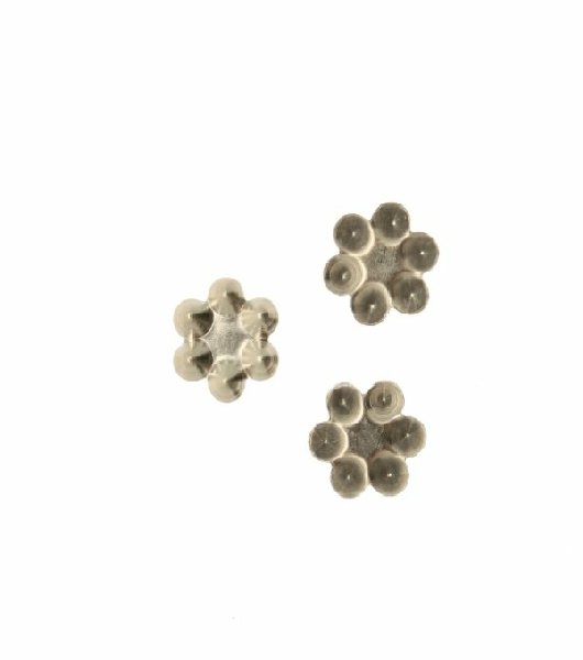 Filigrana porta strass a forma di fiorellino chiuso, 9 mm.