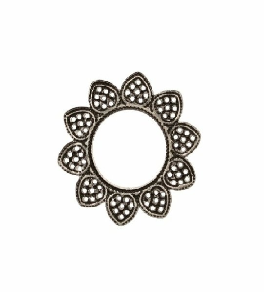 Filigrana tonda a cerchio piatto, aperto al centro, con petali nel contorno, 23 mm.