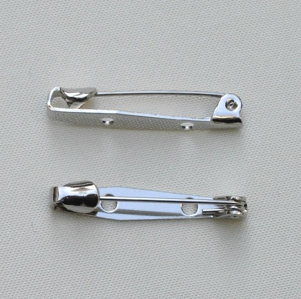 Spilla da incollo o da cucito a barra con 2 fori 30 mm. Base Argentato Rodio