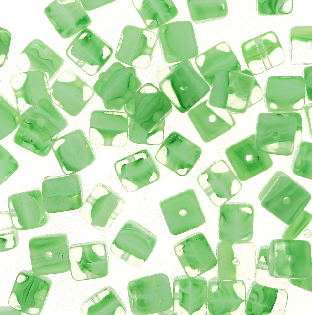 Cubo, 5x5 mm., Verde peridot striato in bianco