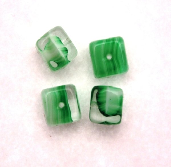Cubo, 8x11 mm., Verde peridot striato in bianco