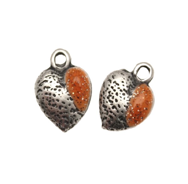 Ciondolo smaltato a forma di cuore bombato martellato da una parte e dal'altra smalto glitter 12x11 mm. Base Argento antico