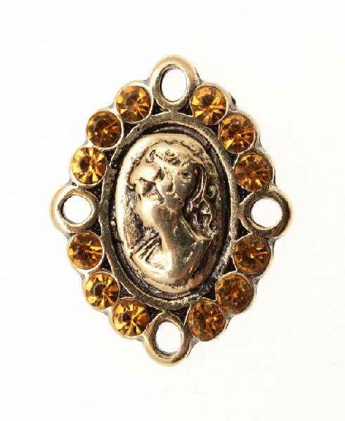 Ciondolo a forma di Cameo smaltato con 4 anelli e 12 strass 27x20 mm. Base oro antico