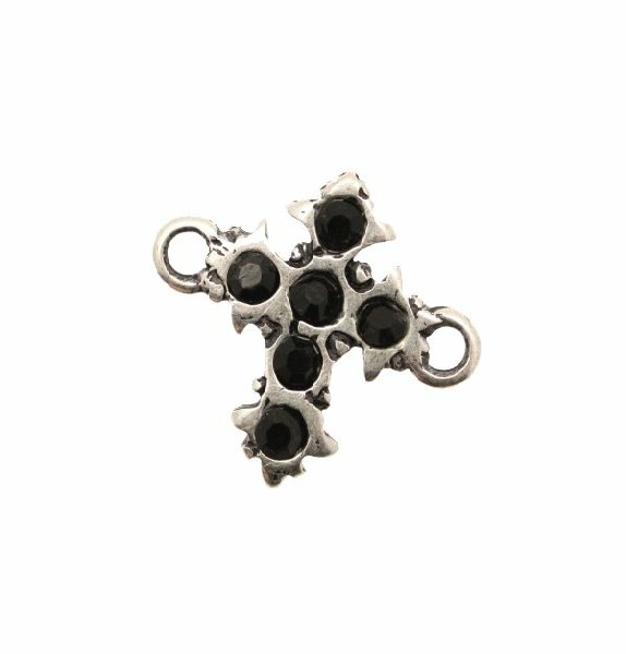 Ciondolo con strass a forma di croce barocca con 2 anelli laterali con 6 strass 22x17 mm. Base argento antico