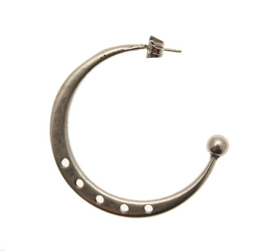 Cerchio a tre quarti per orecchino, liscio e piatto, con pallina finale, largo 36 mm.