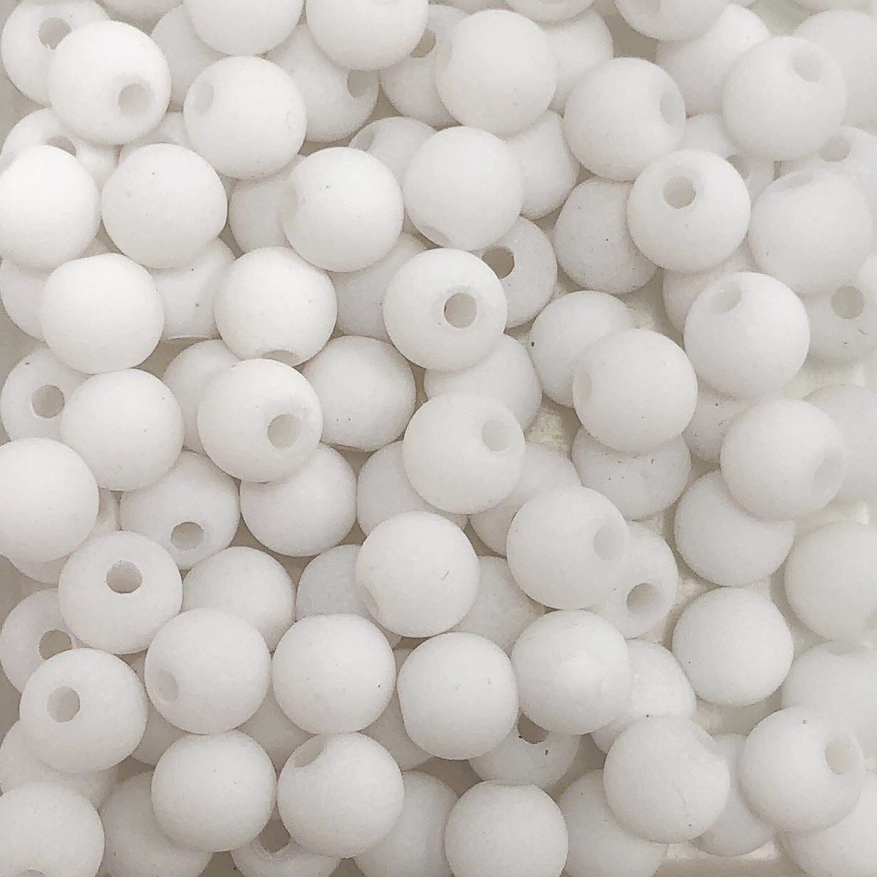 Confezione da 80 pezzi di Palline lisce opache in acrilico, da 6 mm., colore Bianco
