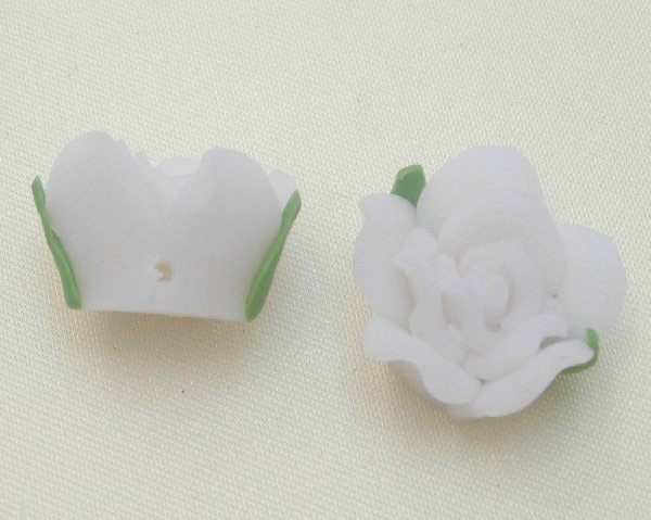 Rosa in pasta di fimo colorata, piatta sotto, con foro passante, larga 10 mm., alta 7,5 mm., colore Bianco