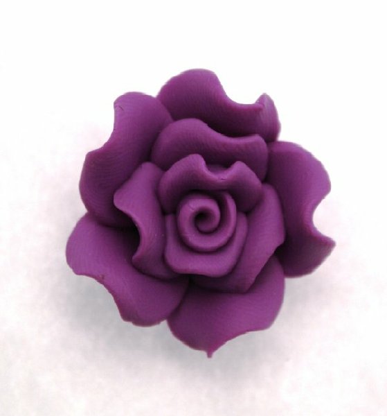 Rosa in pasta di fimo colorata, piatta sotto con foro passante, larga 30 mm., alta 14 mm.